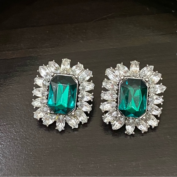 Unsigned Vintage Faux Emerald Earrings - Picture 3 of 10